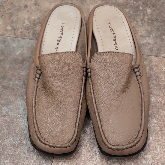 Trotters Women's Leather Tan Slip-On Loafers - Picture 5 of 8